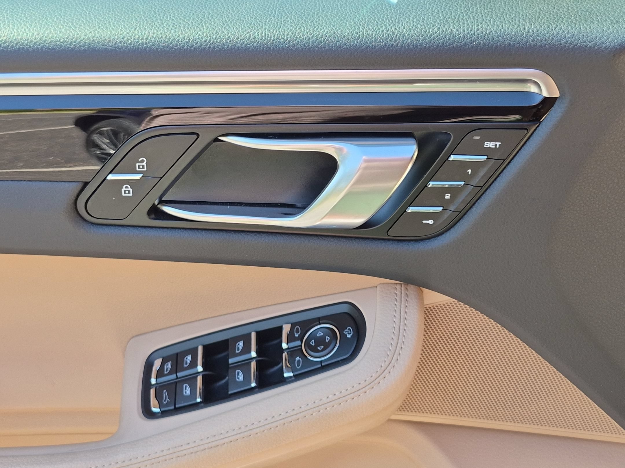 Certified 2024 Porsche Macan AWD/4WD image 22