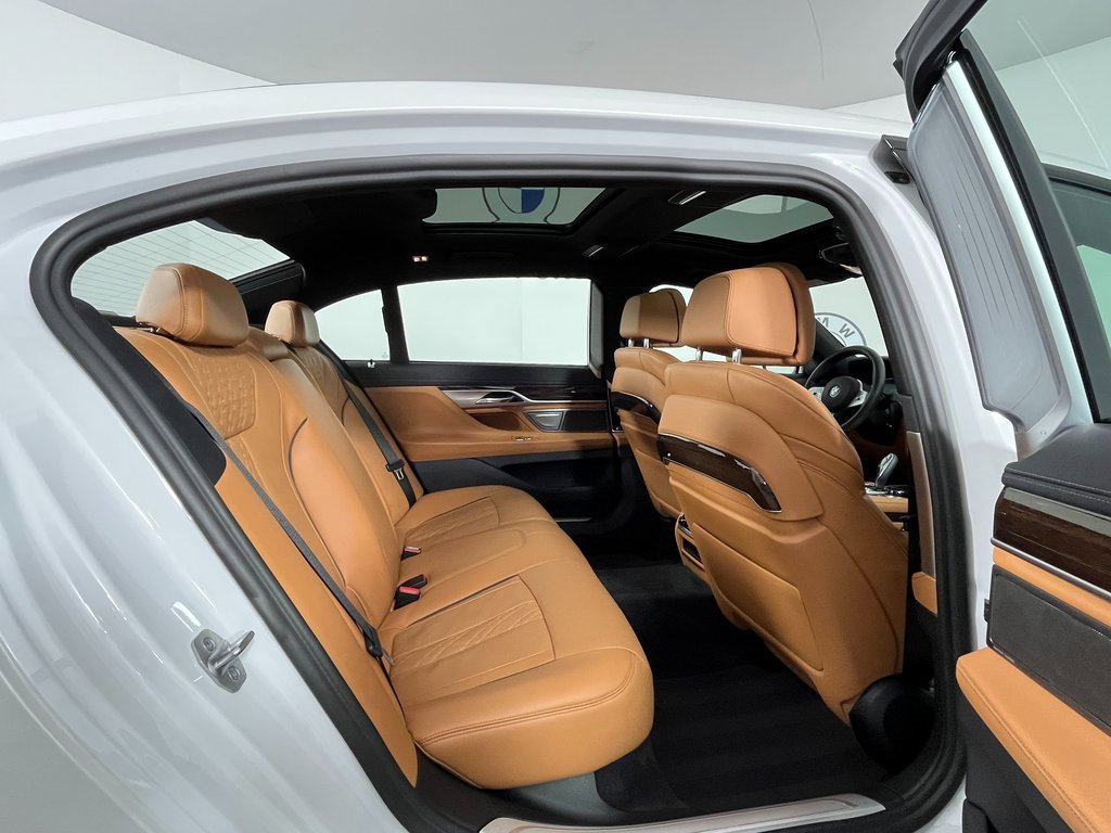 Certified 2022 BMW 750i xDrive w/ Executive Package image 23