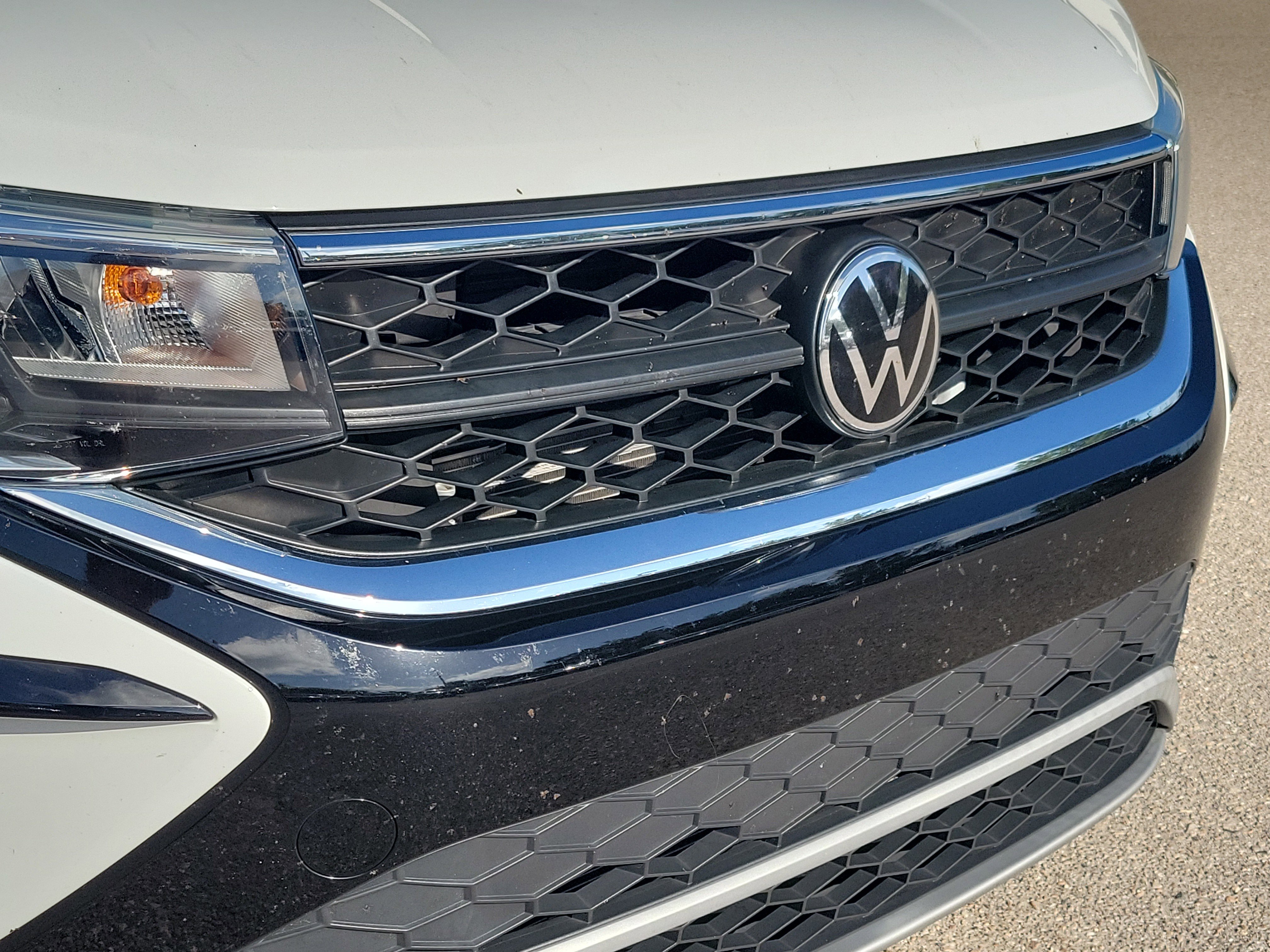 Used 2023 Volkswagen Taos SE w/ Panoramic Sunroof Package FWD image 7