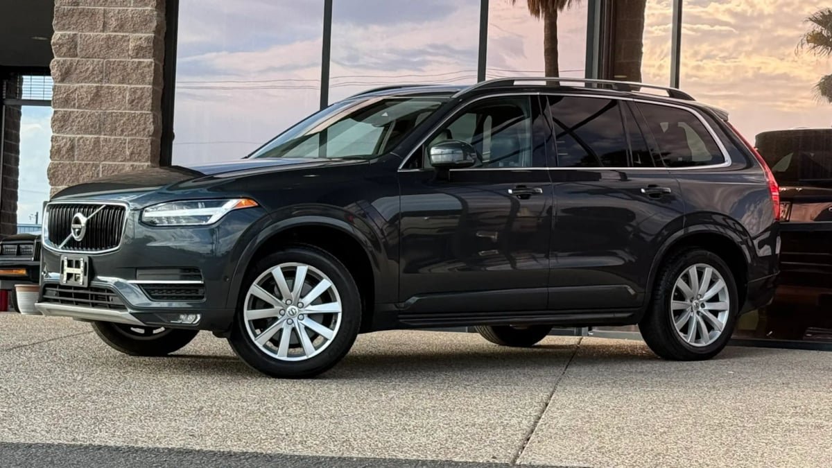 Used 2017 Volvo XC90 T6 Momentum w/ Vision Package AWD/4WD image 3