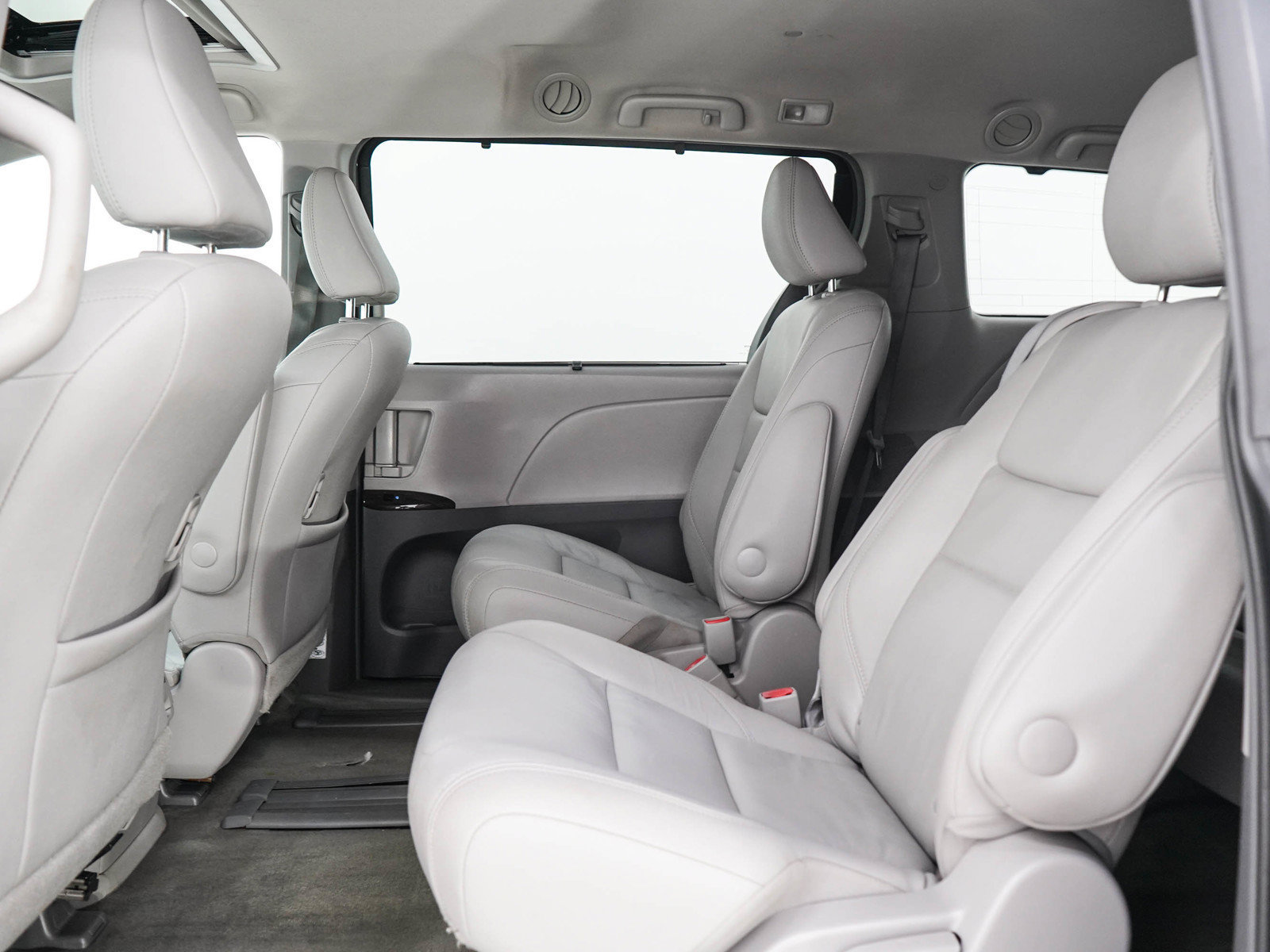 Used 2016 Toyota Sienna XLE FWD image 16