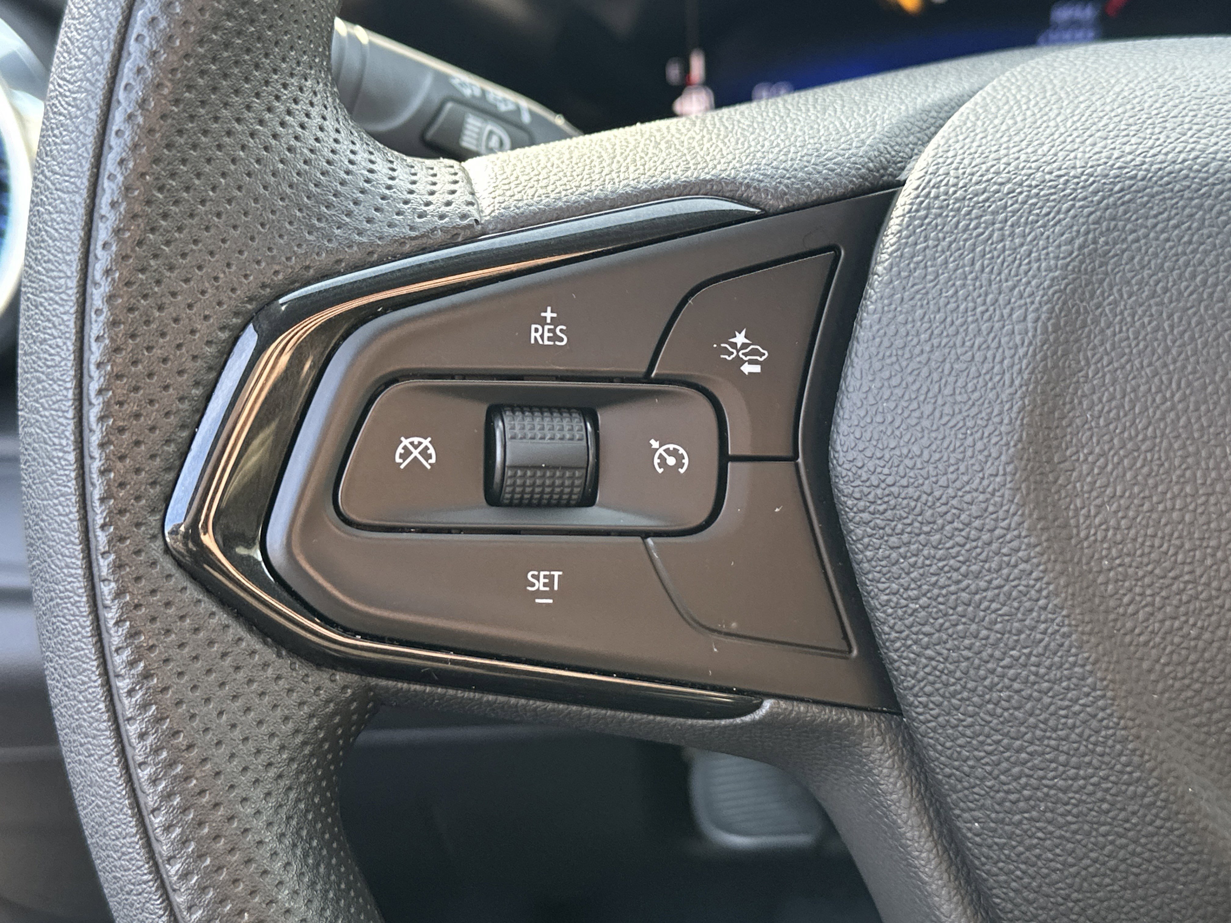 Certified 2025 Chevrolet Trax LT FWD image 25