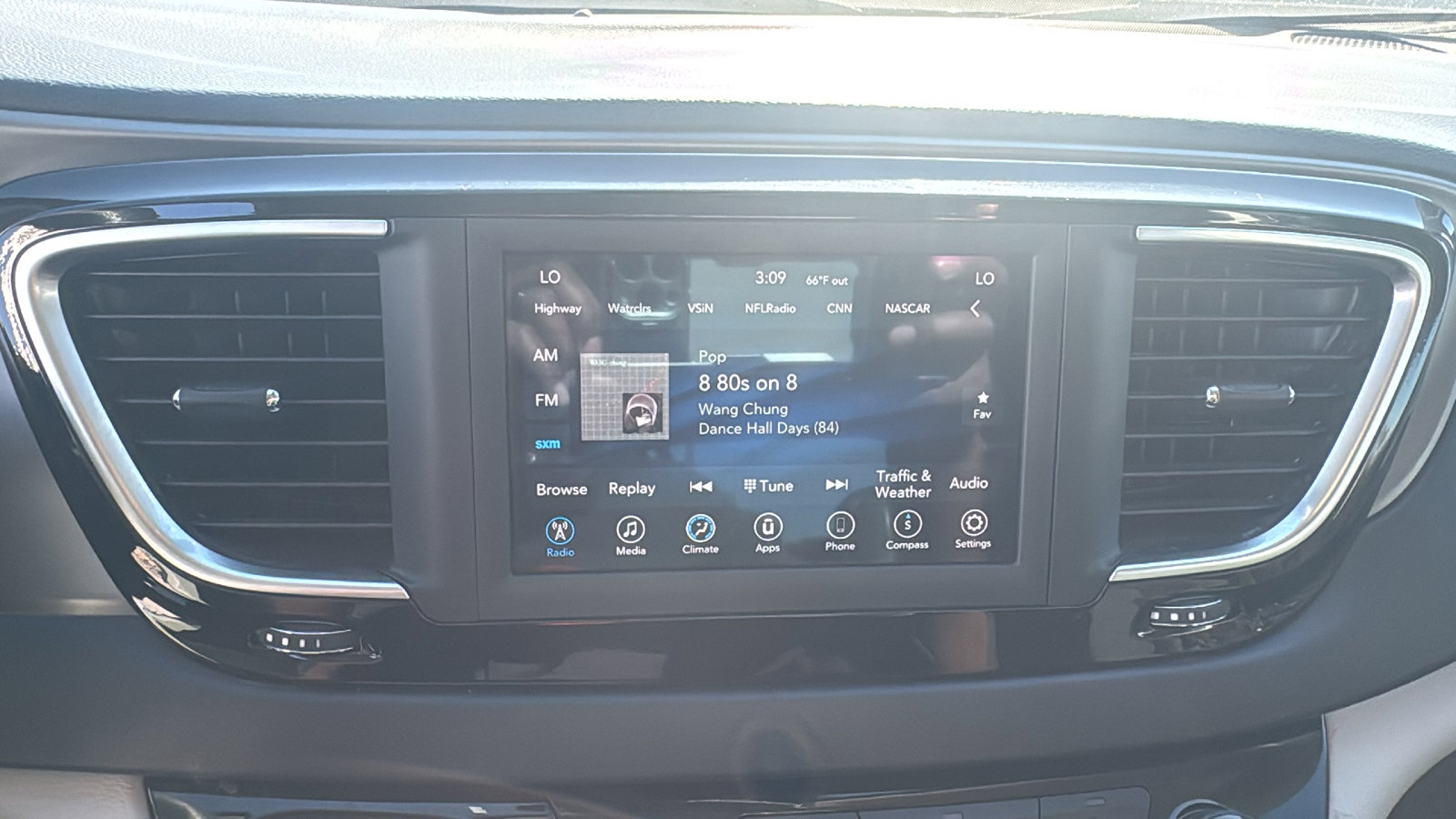 Certified 2020 Chrysler Pacifica Touring w/ Tire & Wheel Group image 14