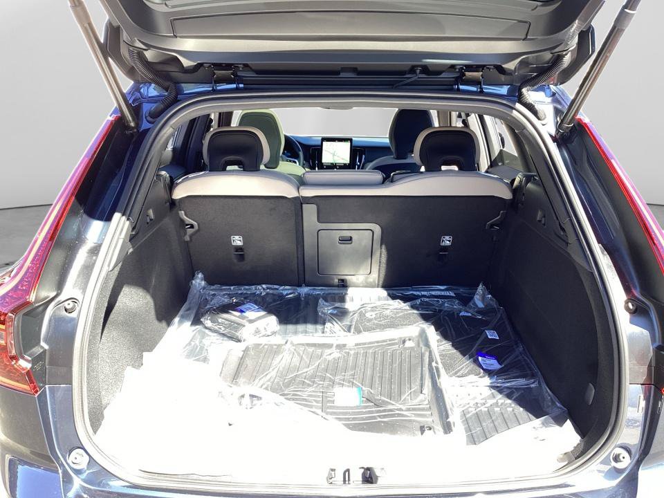 New 2027 Volvo XC60 B5 Plus AWD/4WD image 15