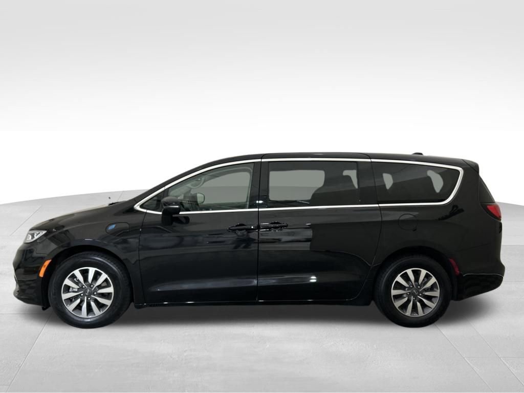 Used 2024 Chrysler Pacifica Select image 2