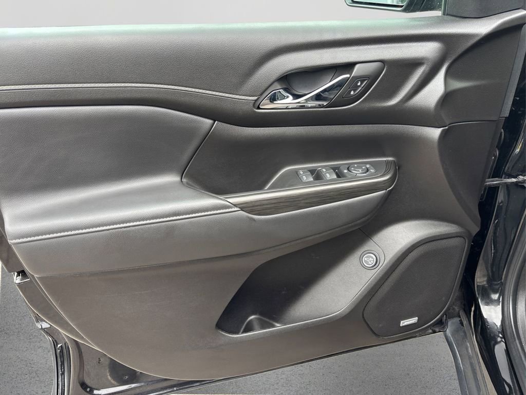 Used 2023 GMC Acadia SLT image 25