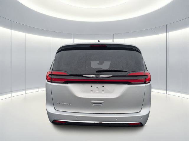 Certified 2024 Chrysler Pacifica Touring-L FWD image 5