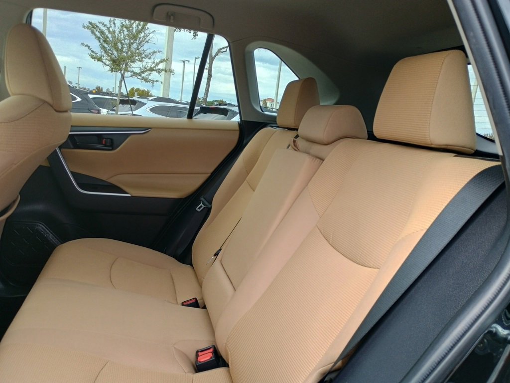 Used 2022 Toyota RAV4 LE image 16