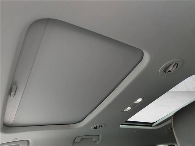 Used 2020 Chevrolet Traverse Premier w/ LPO, Blackout Package FWD image 12