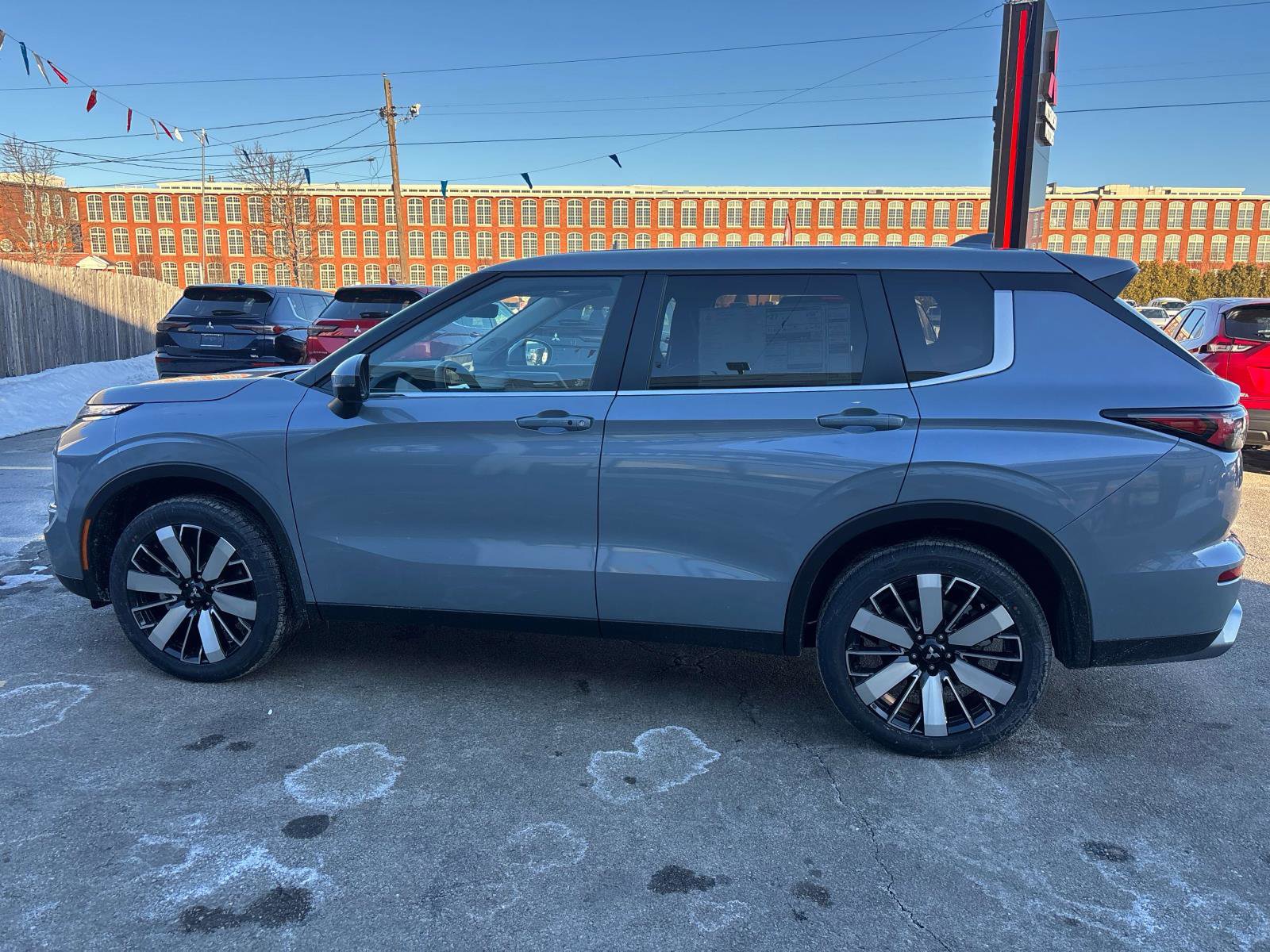 New 2026 Mitsubishi Outlander SE image 2