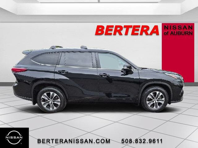 Used 2023 Toyota Highlander XLE AWD/4WD image 2