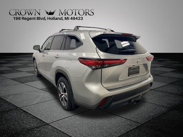 Used 2022 Toyota Highlander XLE image 4