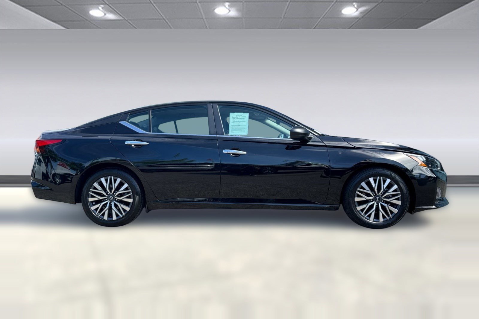Used 2025 Nissan Altima 2.5 SV FWD image 8