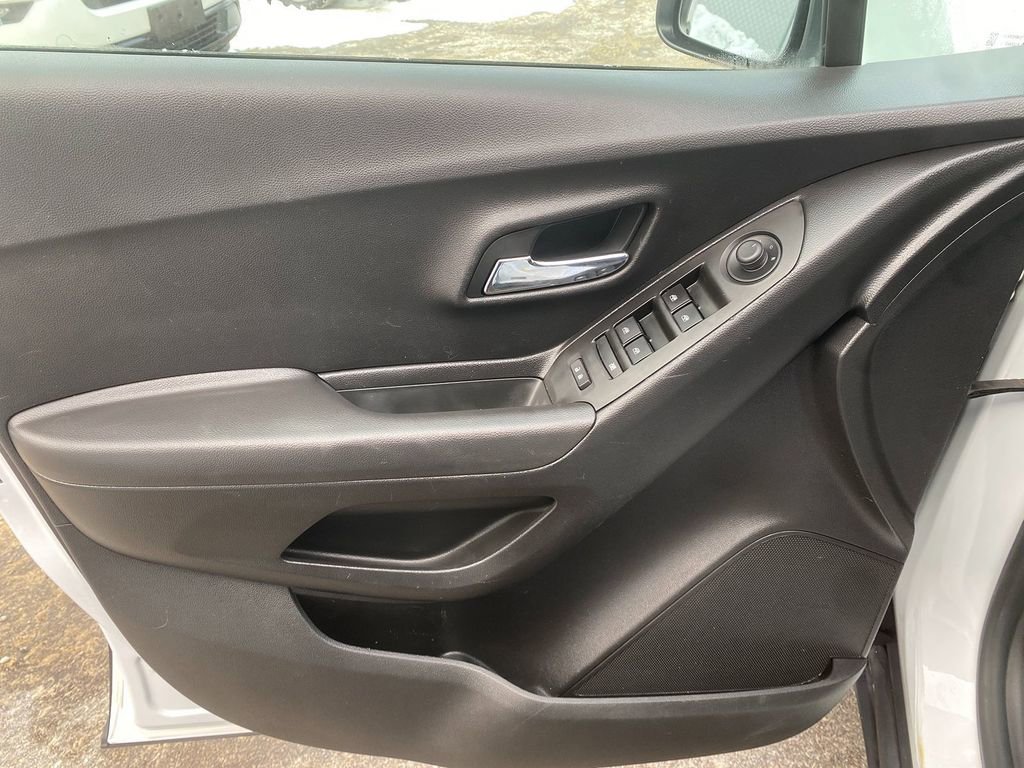 Used 2019 Chevrolet Trax LT w/ LT Convenience Package image 11