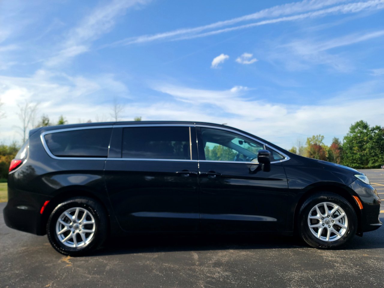 Used 2023 Chrysler Pacifica Touring-L image 2