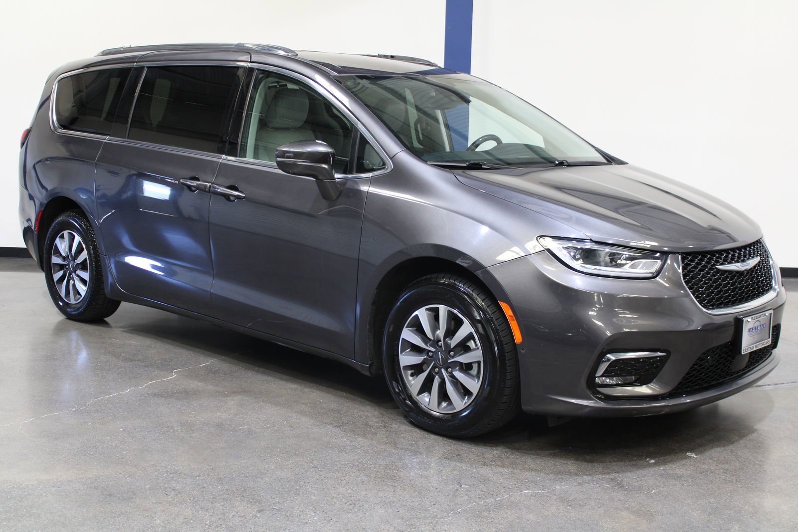 Used 2021 Chrysler Pacifica Touring-L FWD image 2