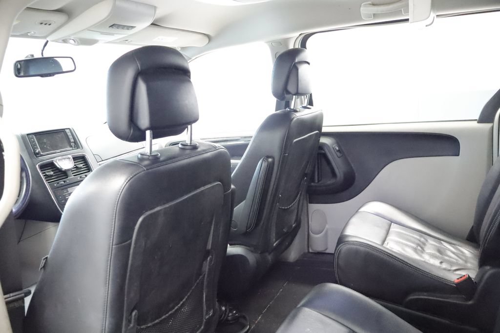Used 2014 Chrysler Town & Country Touring FWD image 15