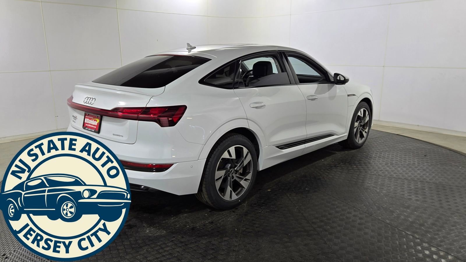 Used 2022 Audi e-tron Premium w/ Convenience Plus Package image 11