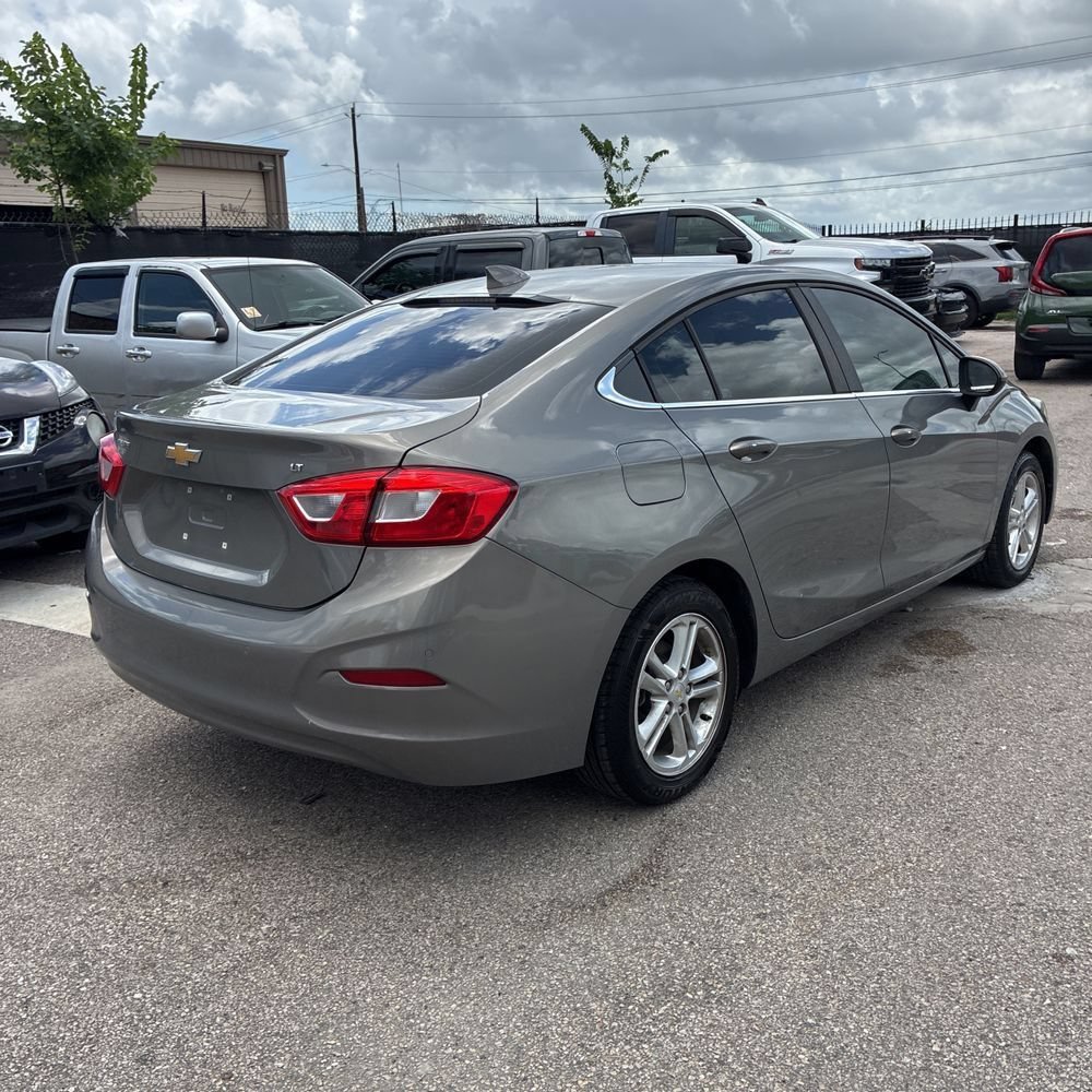 Used 2018 Chevrolet Cruze LT w/ Convenience Package FWD image 3