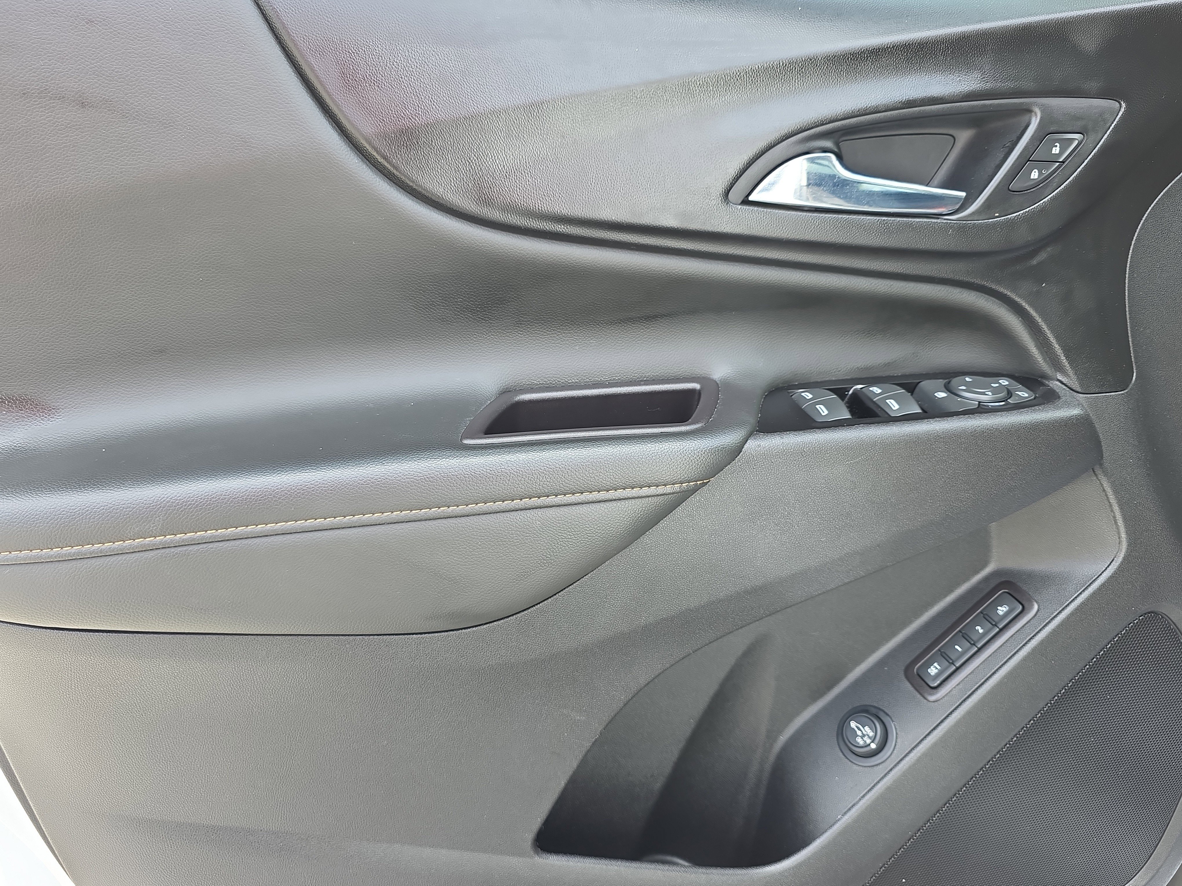 Used 2022 Chevrolet Equinox Premier FWD image 18