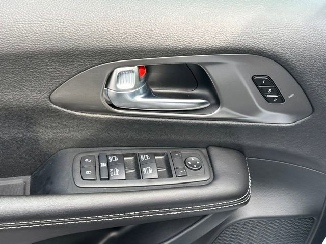 Used 2026 Chrysler Pacifica Select image 12