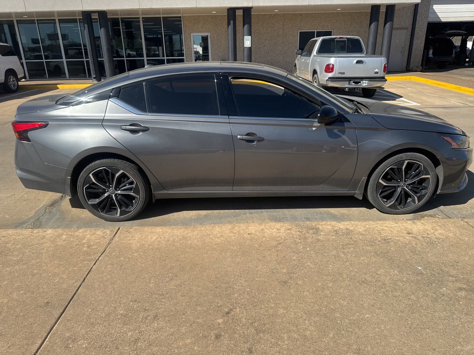 Used 2024 Nissan Altima 2.5 SR w/ SR Premium Package image 6