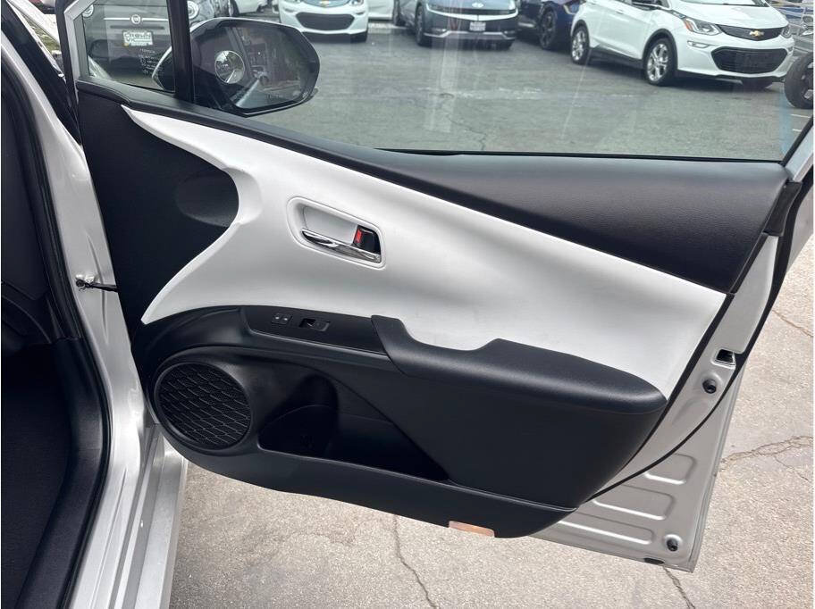 Used 2019 Toyota Prius XLE w/ Carpet Mat Package FWD image 28