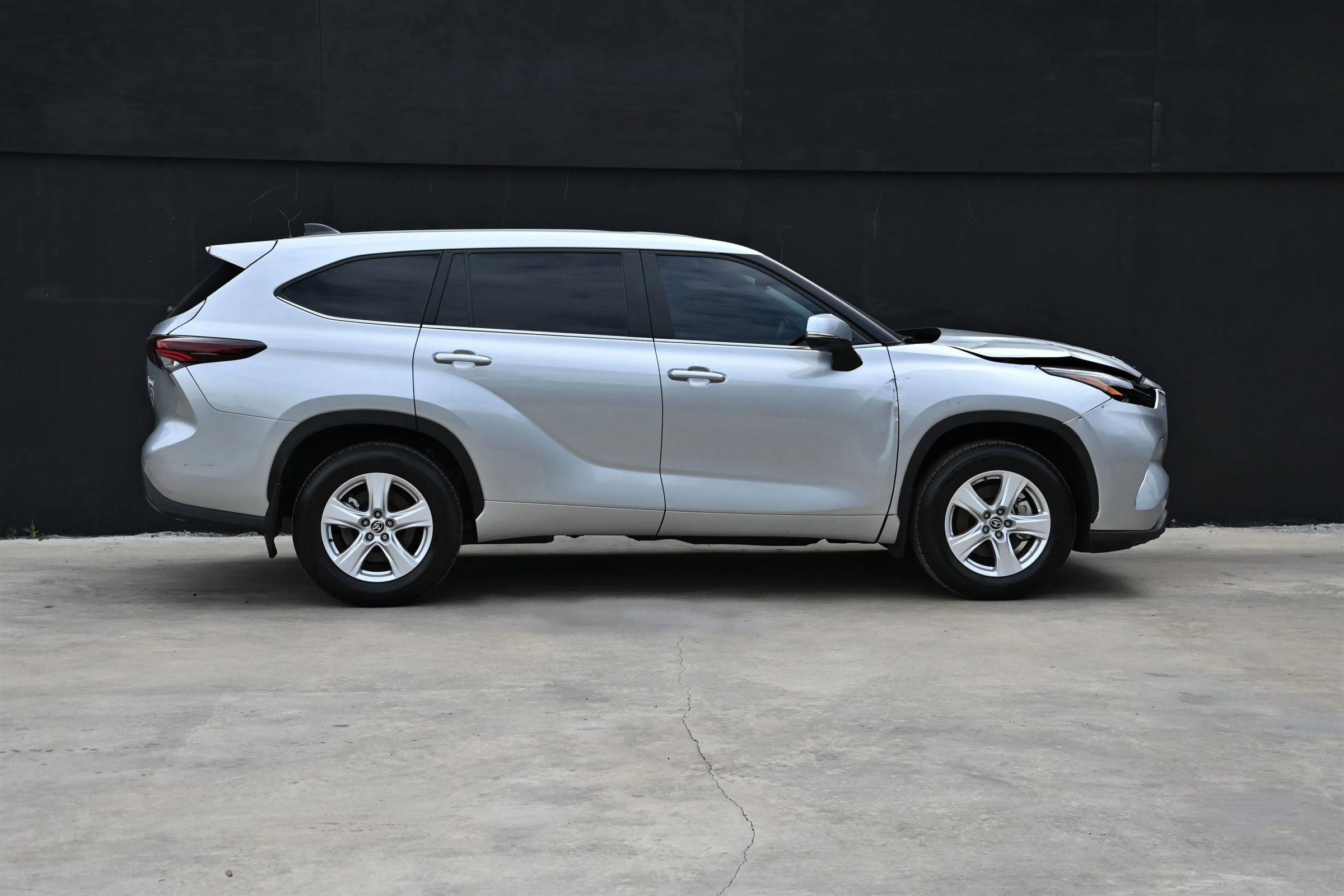 Used 2025 Toyota Highlander LE image 7