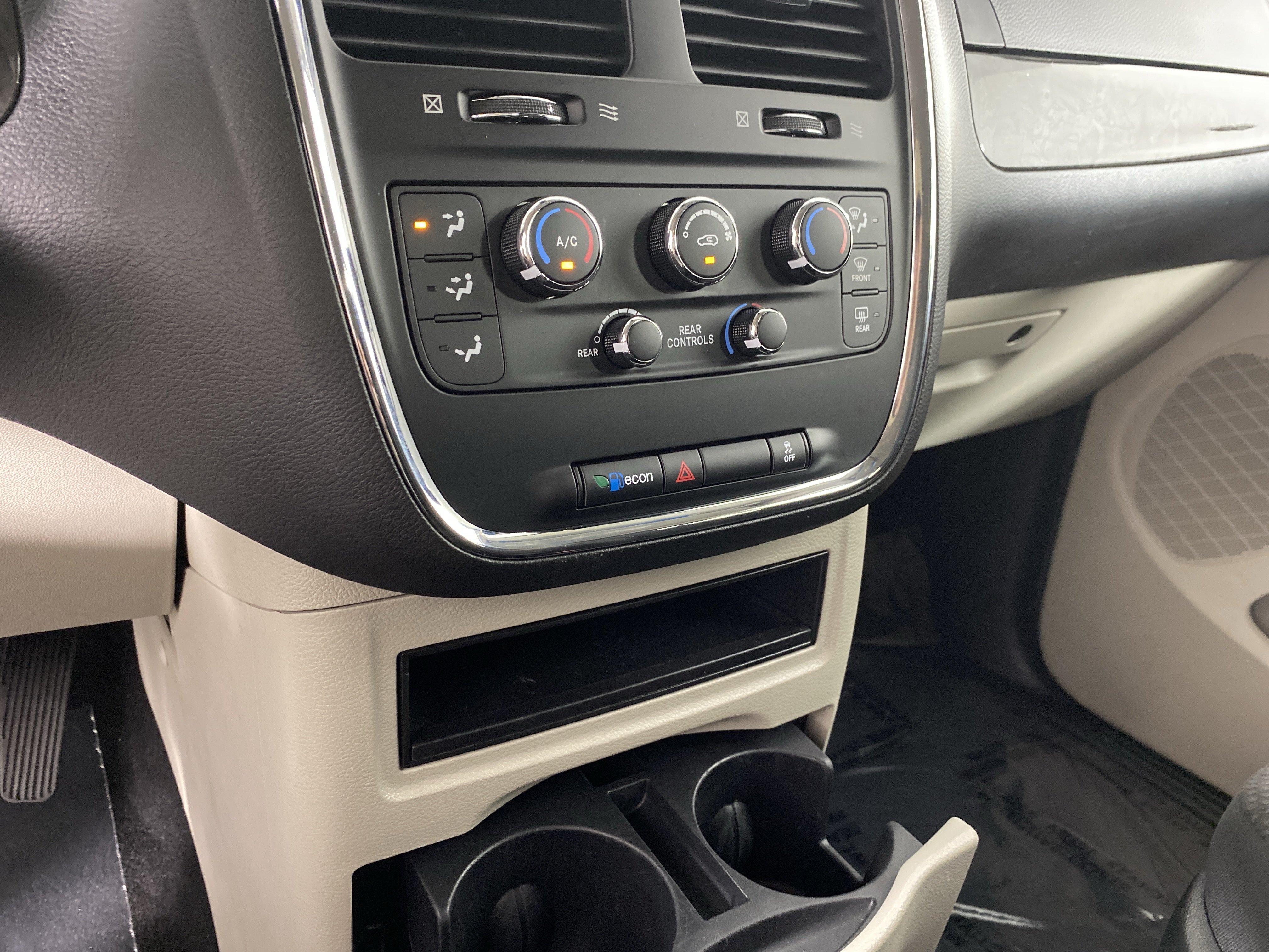 Used 2019 Dodge Grand Caravan SE w/ UConnect Hands-Free Group FWD image 27