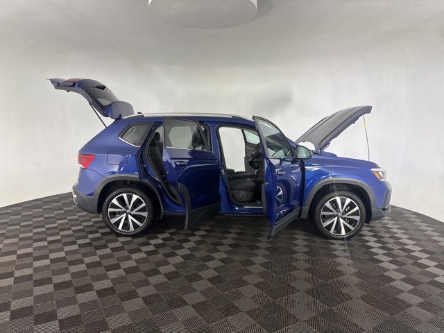 Used 2023 Volkswagen Taos SE w/ Panoramic Sunroof Package image 12