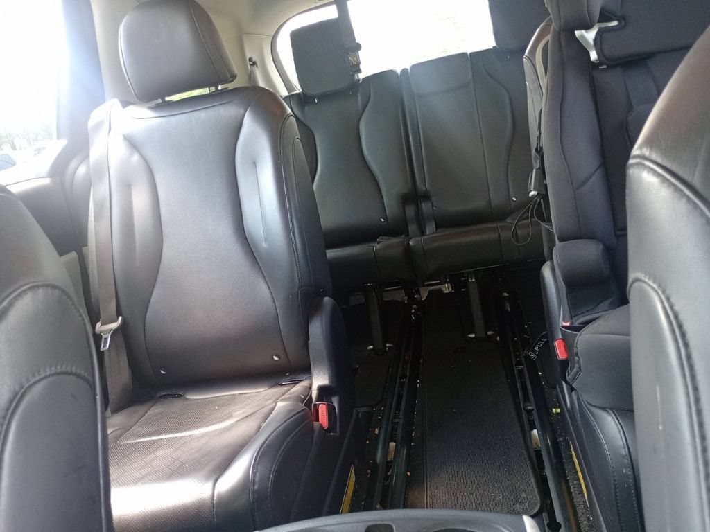 Used 2022 Kia Carnival LX FWD image 14