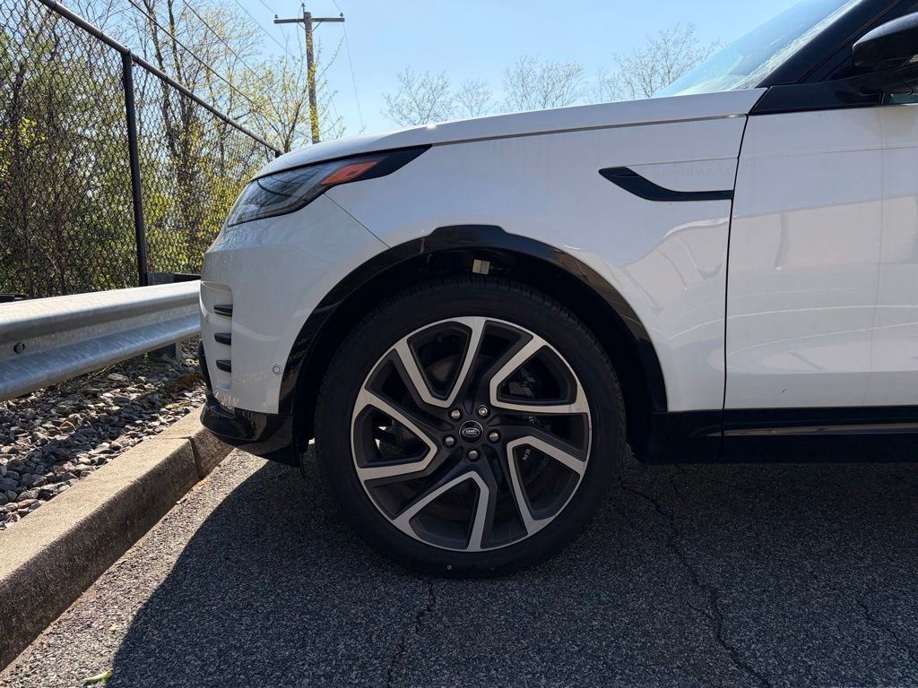 Certified 2024 Land Rover Discovery Metropolitan Edition AWD/4WD image 9