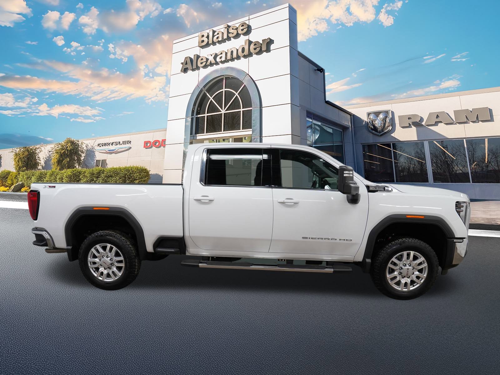 Used 2024 GMC Sierra 3500 SLE image 2