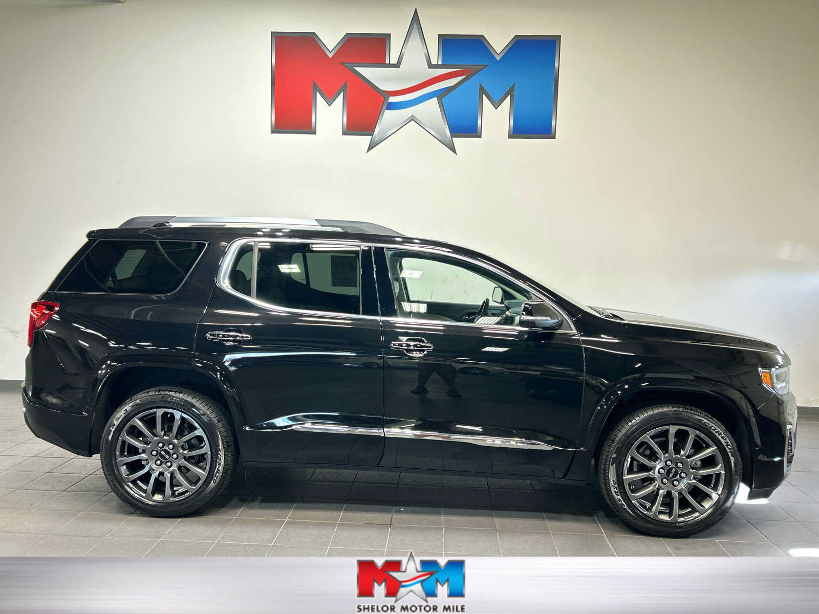 Used 2023 GMC Acadia Denali w/ Black Diamond Edition AWD/4WD image 1