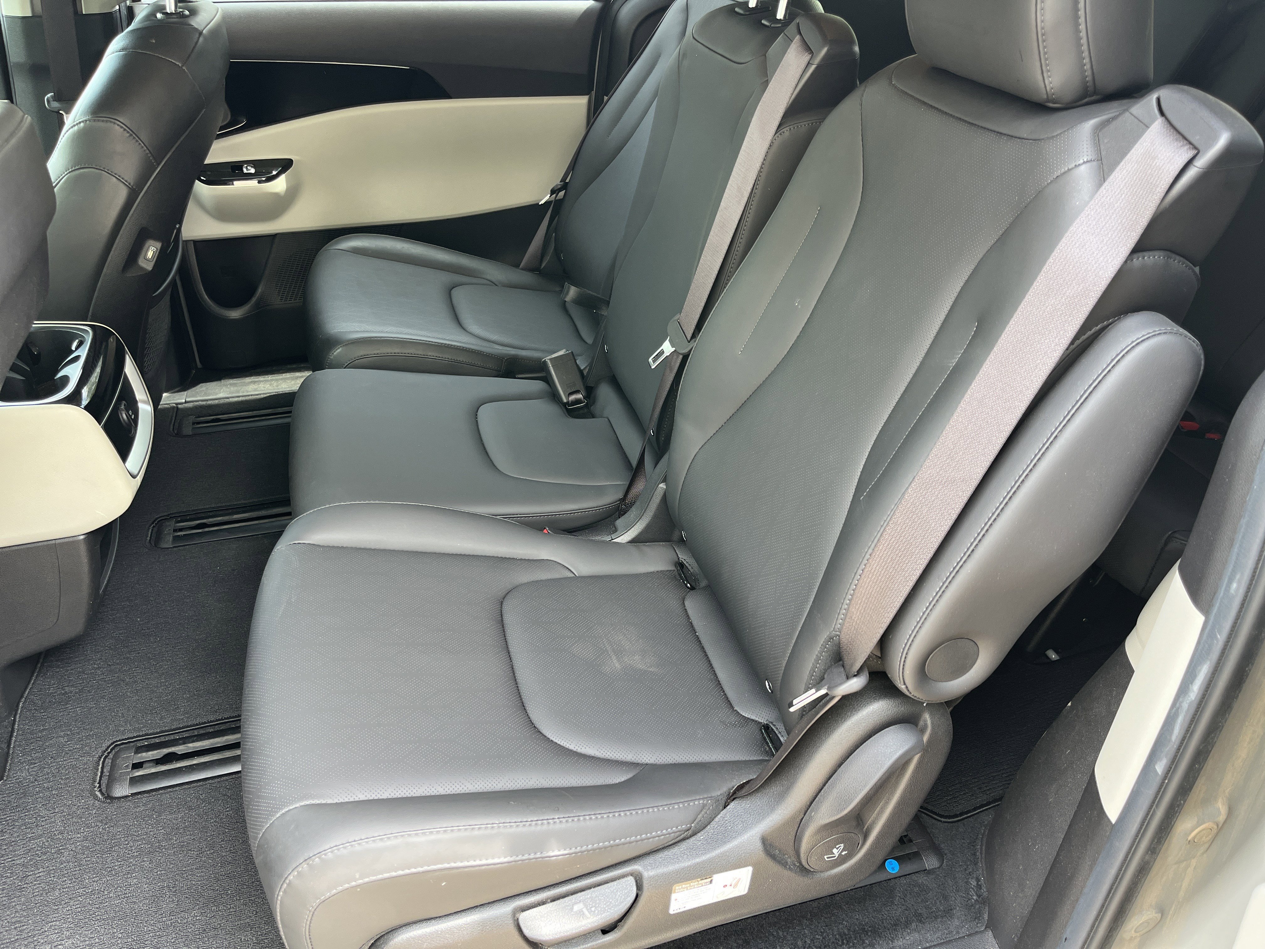 Used 2022 Kia Carnival EX FWD image 18
