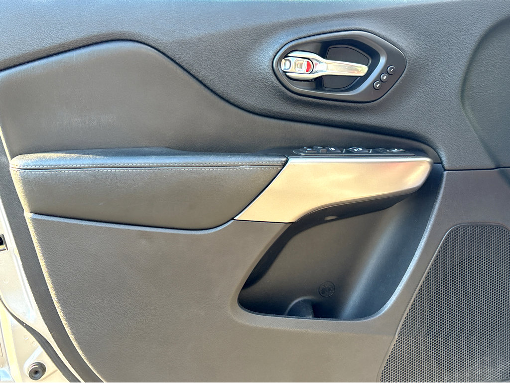 Used 2020 Jeep Cherokee Limited image 16