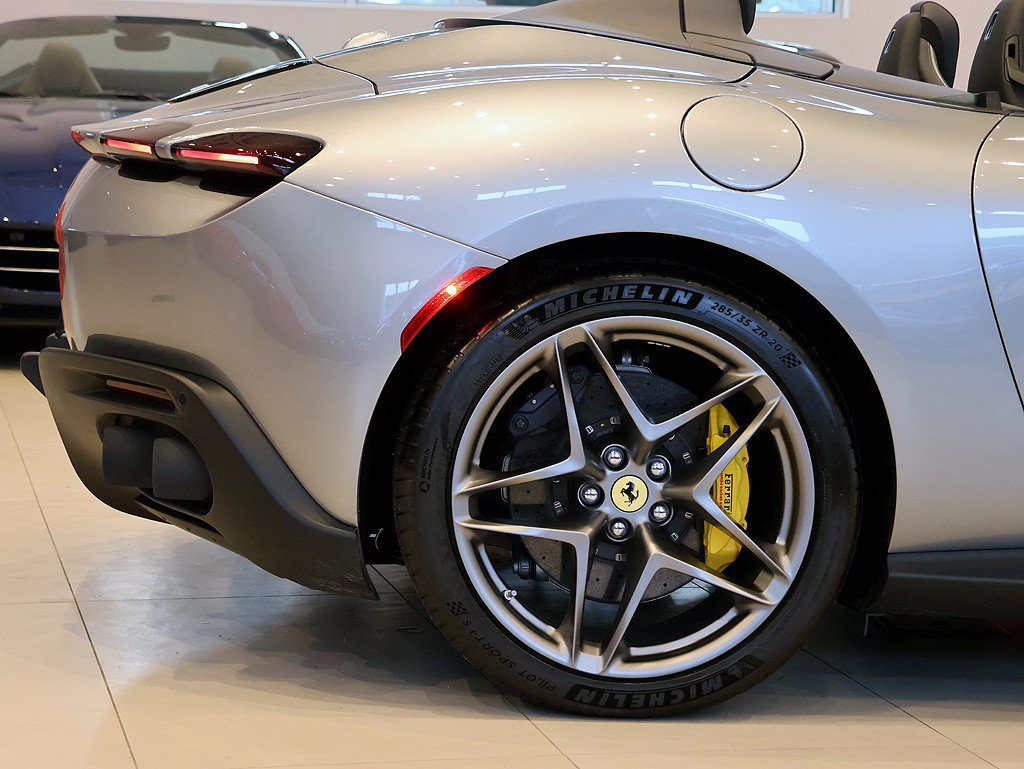 Certified 2026 Ferrari Roma Spider RWD image 36