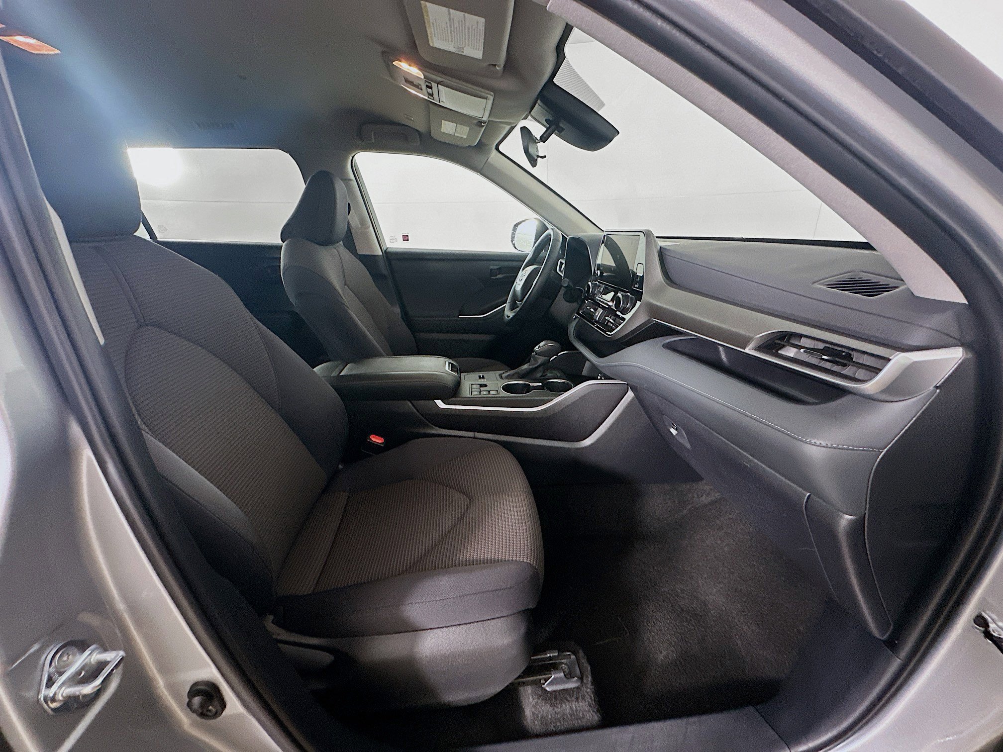 Used 2025 Toyota Highlander LE FWD image 33