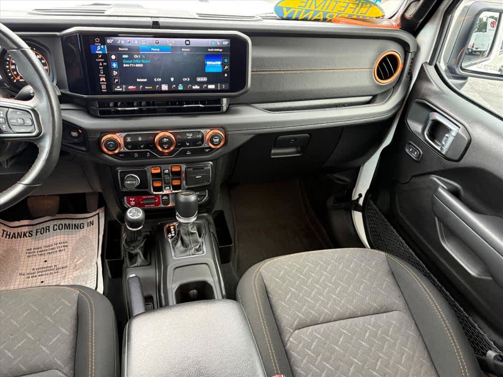 Used 2024 Jeep Gladiator Mojave w/ Technology Group AWD/4WD image 5