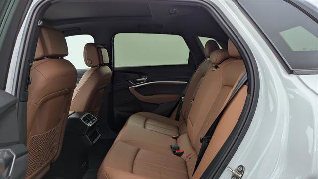 Used 2022 Audi e-tron Premium w/ Convenience Plus Package image 17