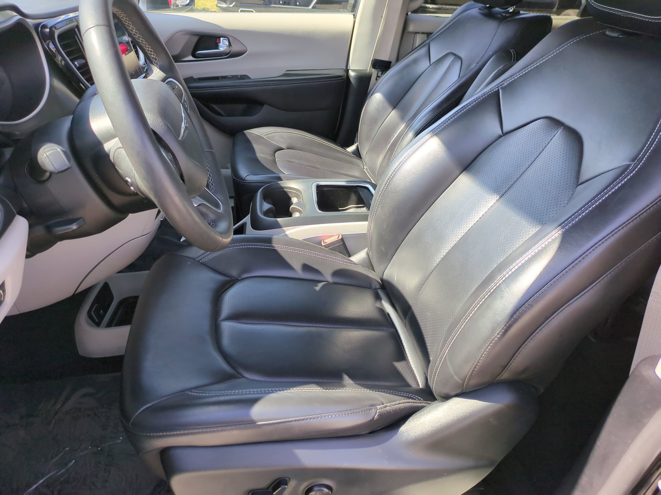 Used 2023 Chrysler Pacifica Touring-L FWD image 16