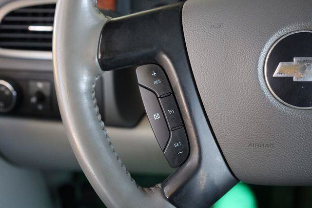 Used 2008 Chevrolet Suburban LT w/ LT Preferred Equipment Group RWD image 28