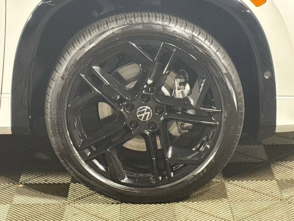 New 2025 Volkswagen Tiguan SE R-Line image 23