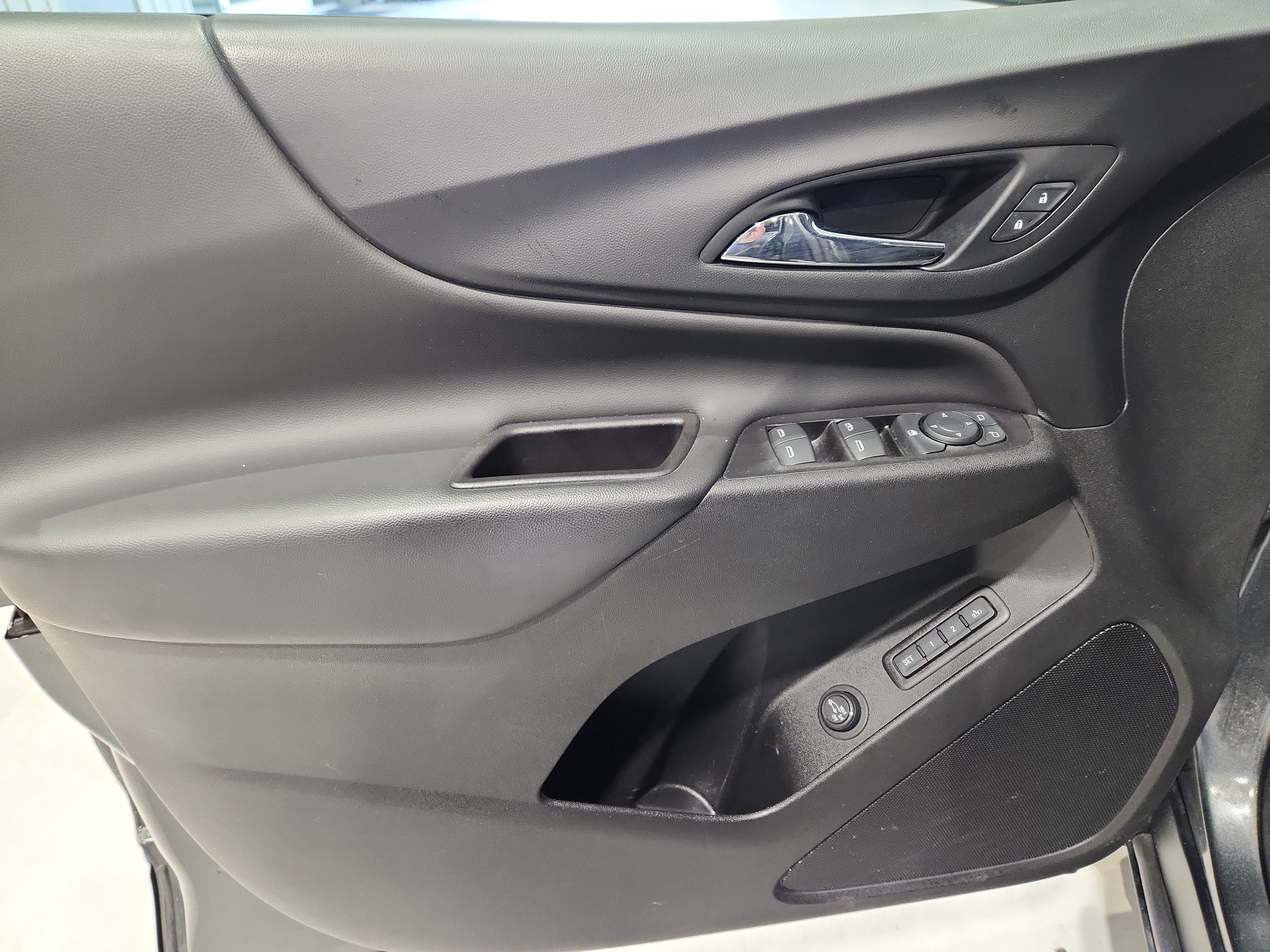 Used 2020 Chevrolet Equinox LT w/ Sport Edition image 14