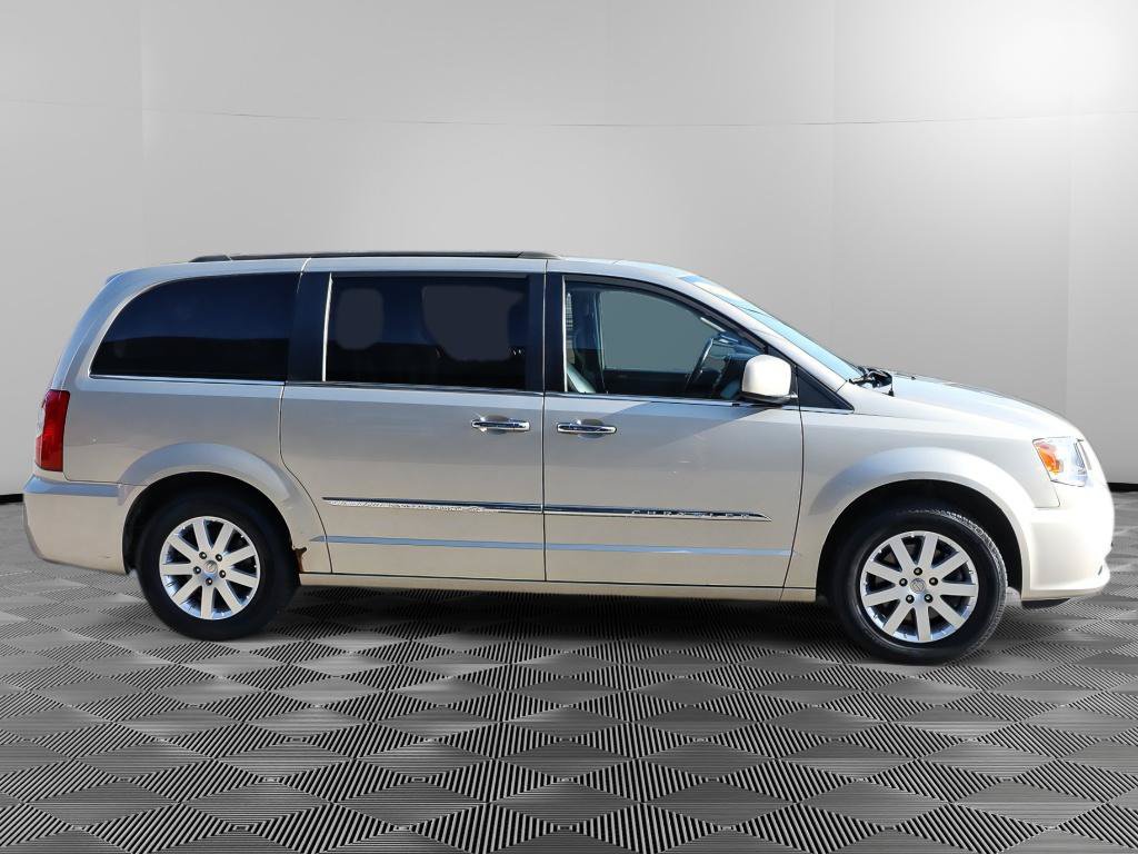 Used 2015 Chrysler Town & Country Touring w/ Driver Convenience Group FWD image 8