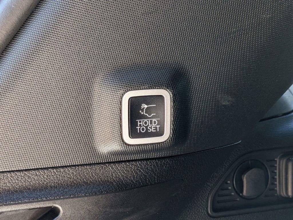 Used 2023 Jeep Grand Cherokee Overland w/ Luxury Tech Group IV AWD/4WD image 9
