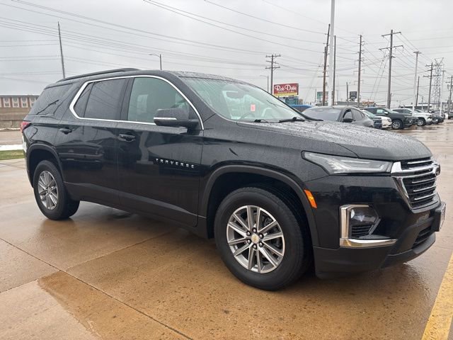 Used 2023 Chevrolet Traverse LT image 2