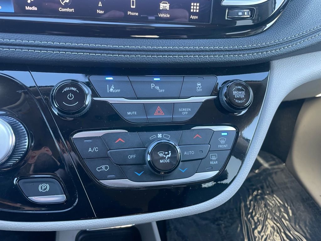 Used 2024 Chrysler Pacifica Select image 12