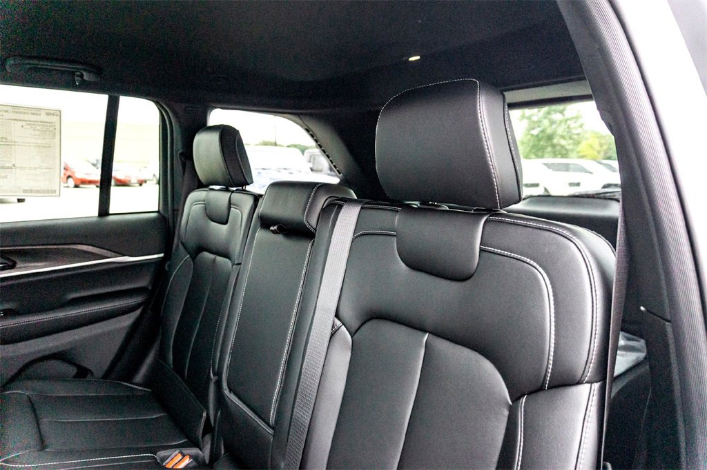 New 2025 Jeep Grand Cherokee Limited w/ Black Appearance Package image 17