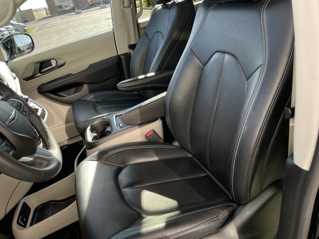Used 2024 Chrysler Pacifica Touring-L FWD image 13